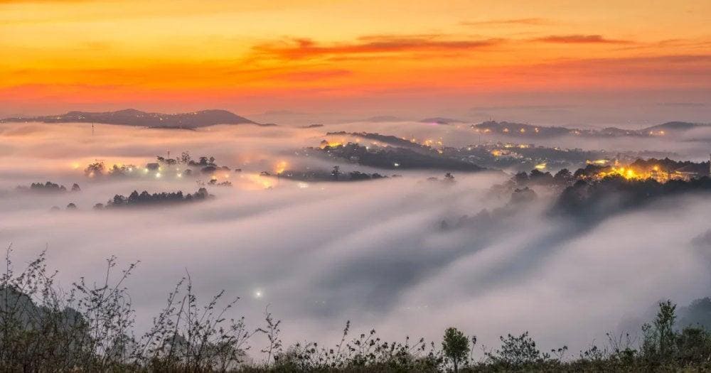 Đồi Du Sinh, với tầm cao vút và cảnh sắc bao la, là nơi để hòa mình vào biển mây bồng bềnh giữa sớm mai (Nguồn: Đồi Du Sinh)